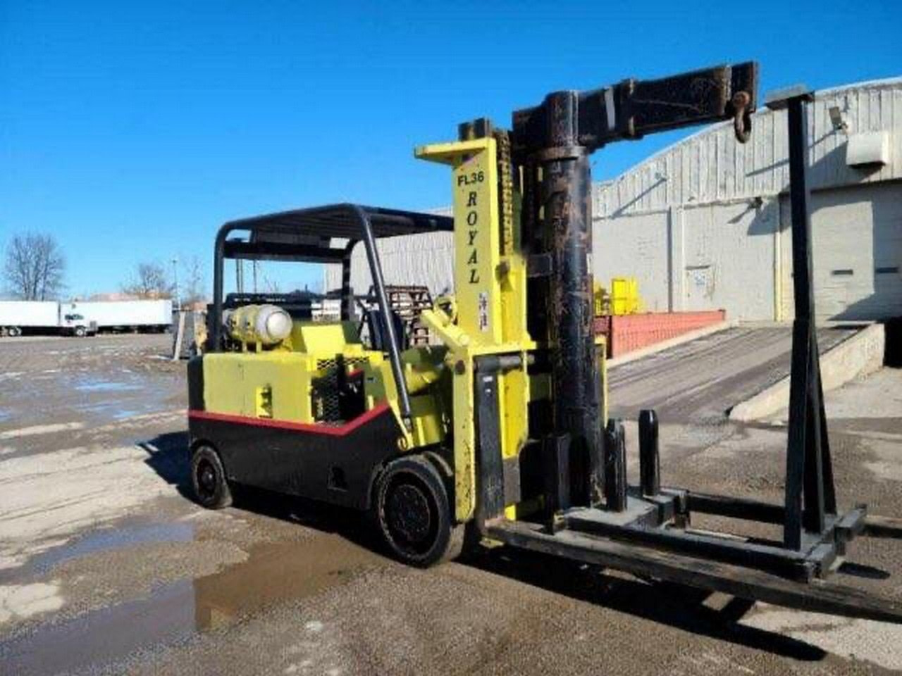 30,000 lbs / 40,000 lbs Royal Forklift For Sale Call 6162004308